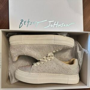 Betsey Johnson Women's Sidny Sneaker Pearl Size: 8